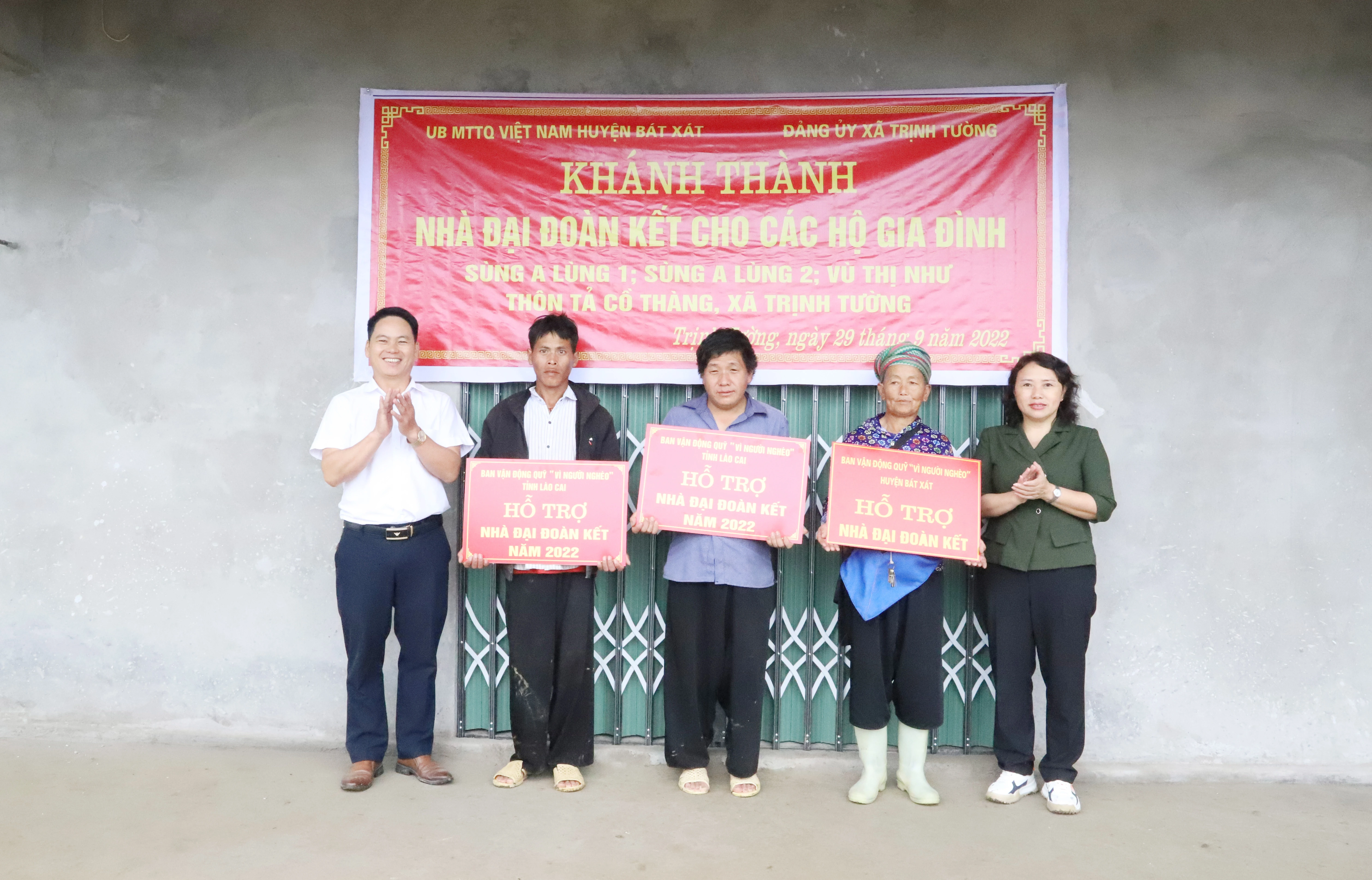 Bàn giao nhà “Đại đoàn kết” cho 3 hộ nghèo tại thôn Tả Cổ Thàng, xã Trịnh Tường ảnh 1