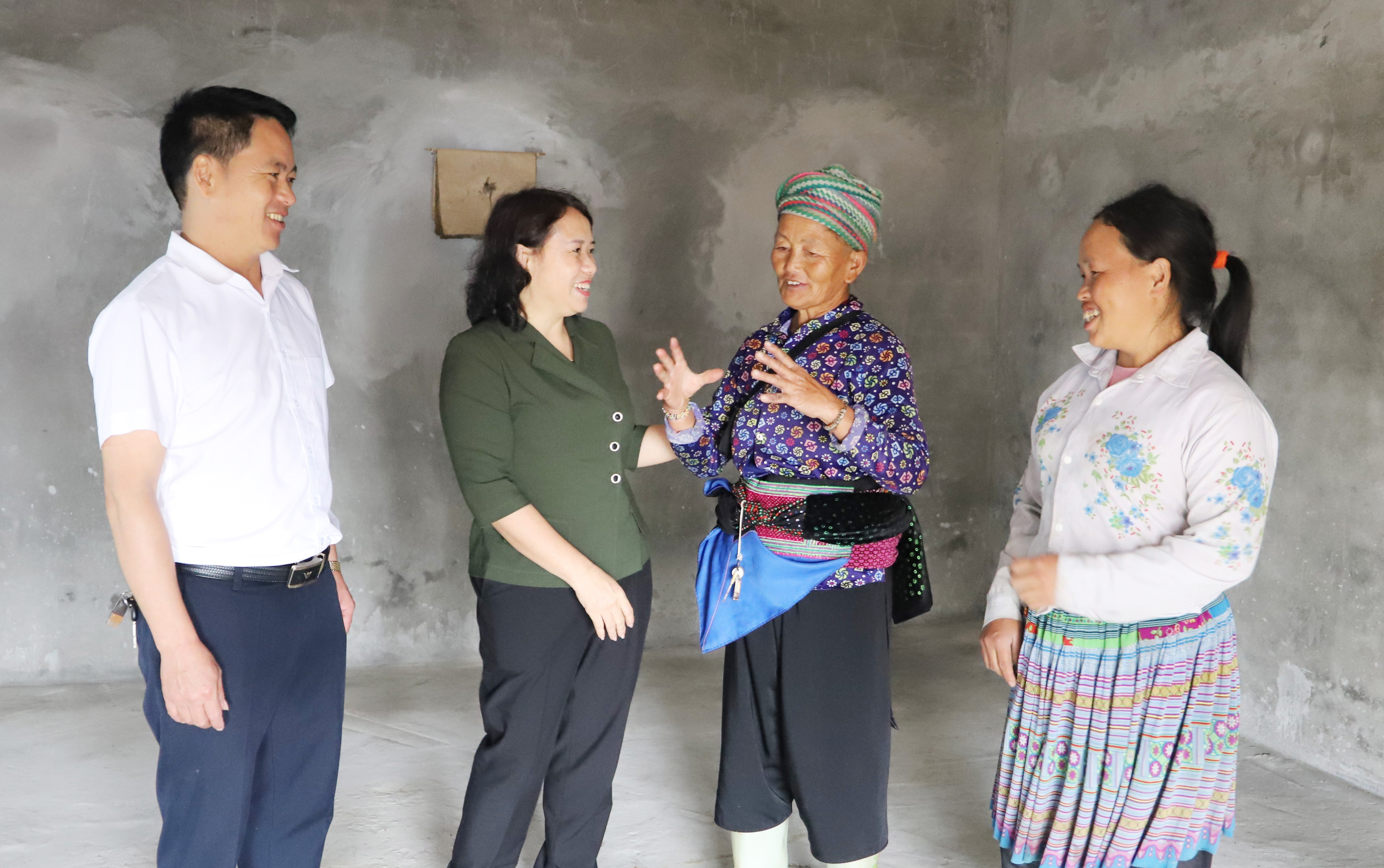 Bàn giao nhà “Đại đoàn kết” cho 3 hộ nghèo tại thôn Tả Cổ Thàng, xã Trịnh Tường ảnh 2