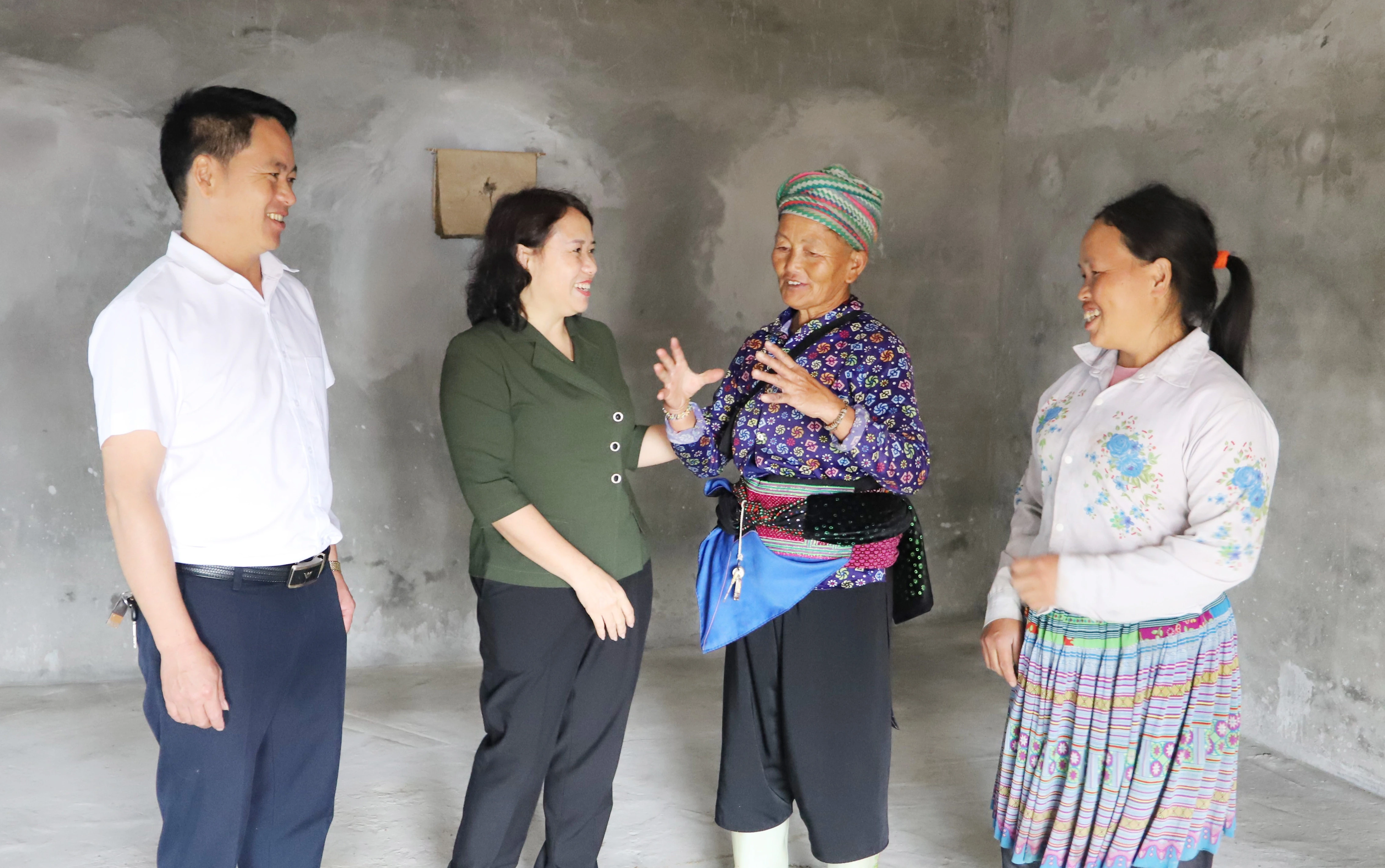 Bàn giao nhà “Đại đoàn kết” cho 3 hộ nghèo tại thôn Tả Cổ Thàng, xã Trịnh Tường ảnh 2