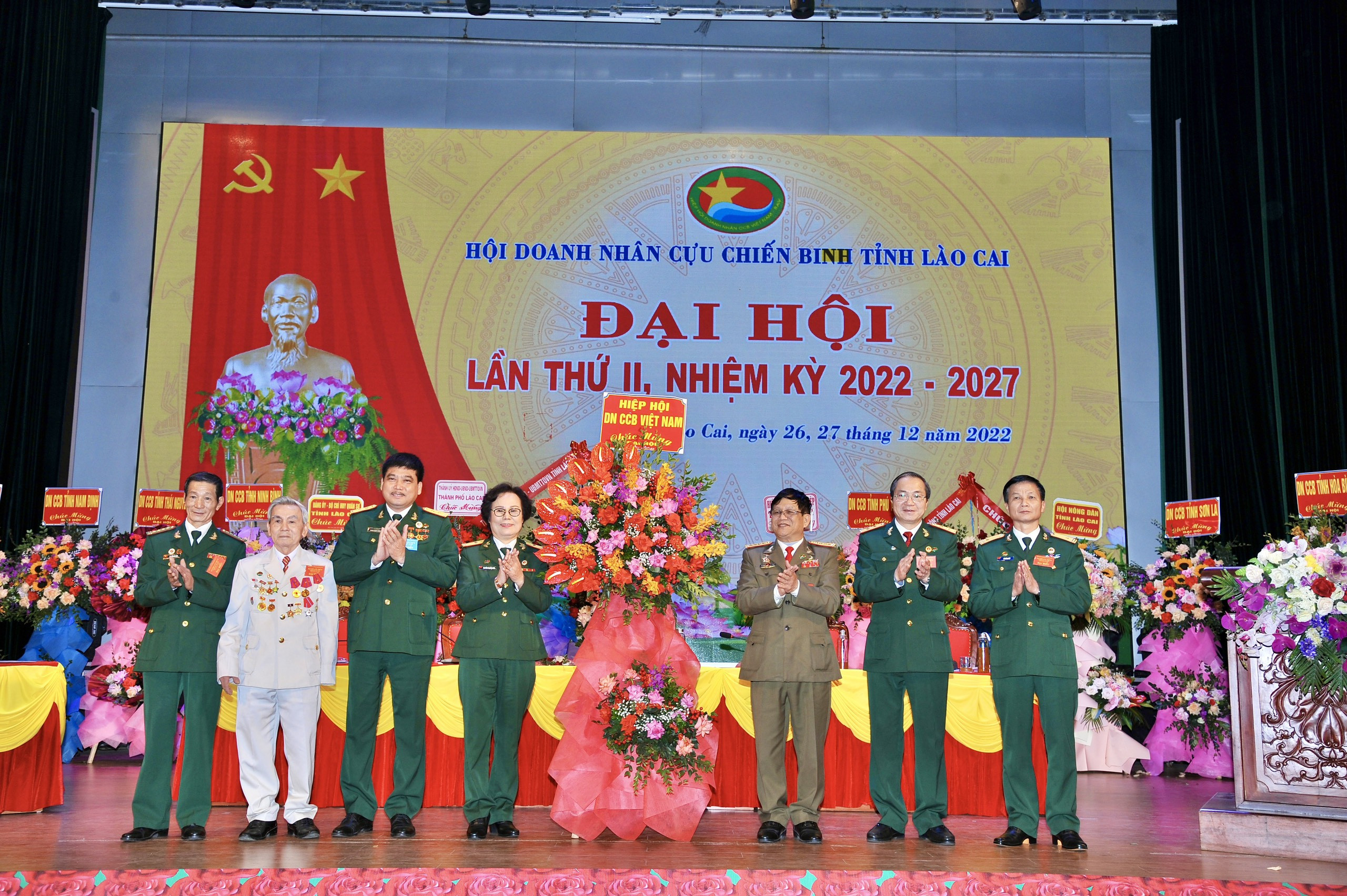 Đồng chí Nguyễn Thị Bảo Hiền, Phó Chủ tịch Thường trực Hiệp hội Doanh nhân Cựu chiến binh Việt Nam tặng hoa chúc mừng Đại hội.