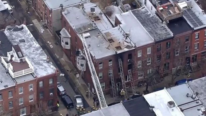 Tòa nhà 3 tầng bị cháy.