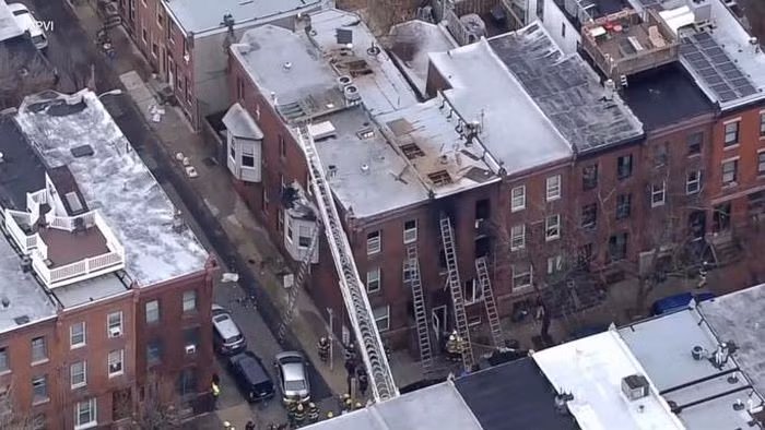 Tòa nhà 3 tầng bị cháy.