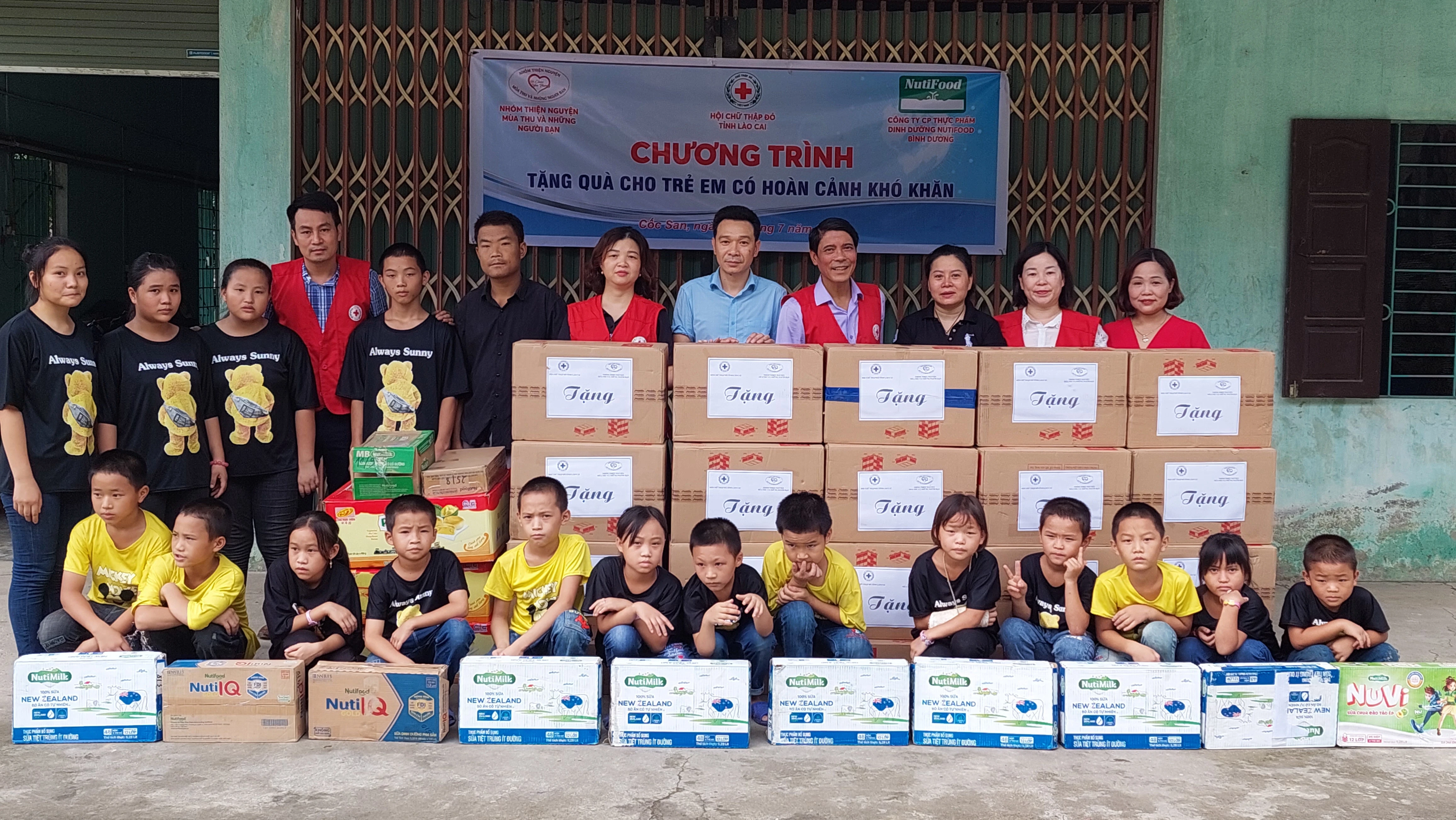 Trao quà cho trẻ em tại cơ sở Bảo trợ xã hội Long Hương.