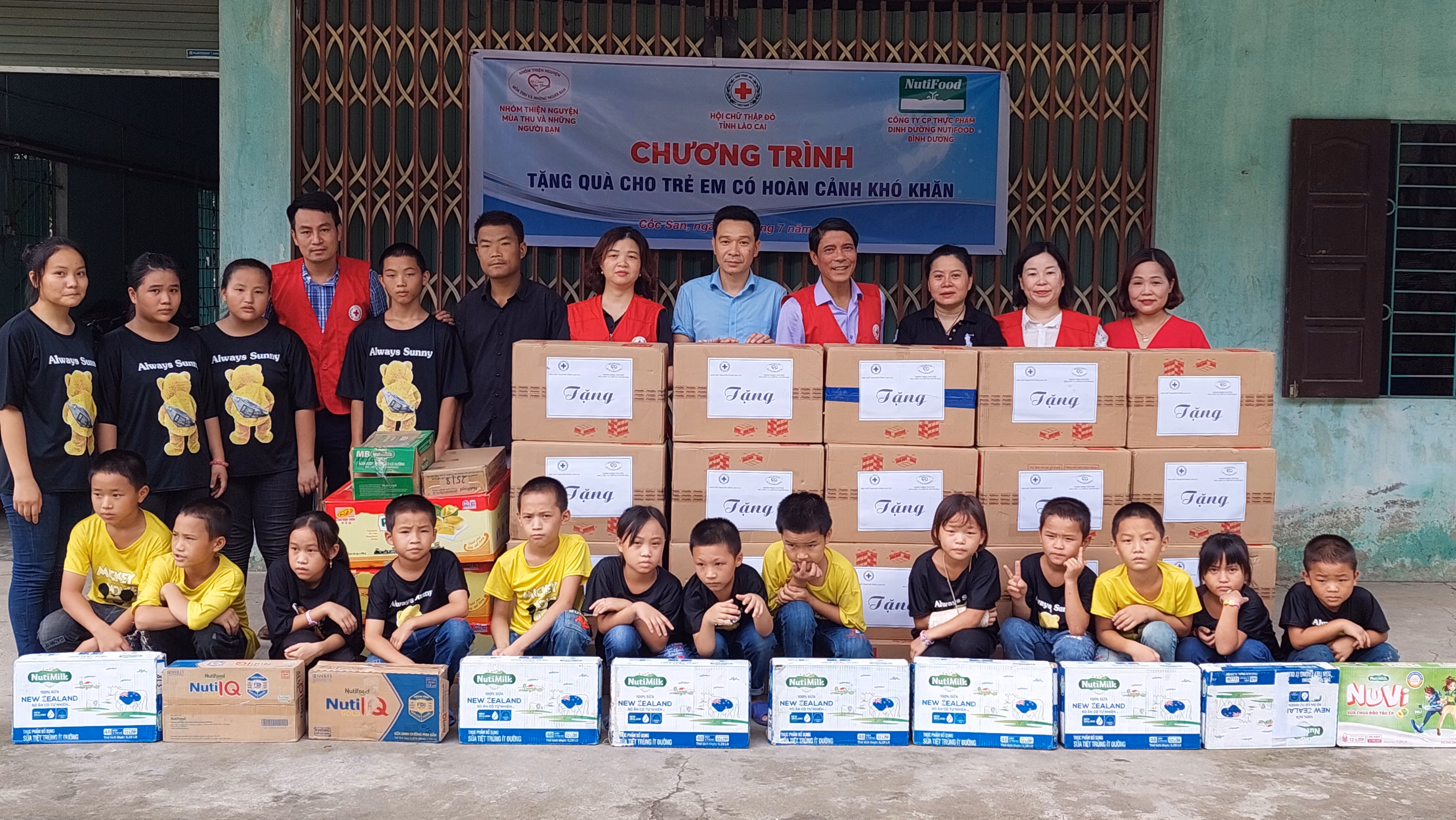 Trao quà cho trẻ em tại cơ sở Bảo trợ xã hội Long Hương.