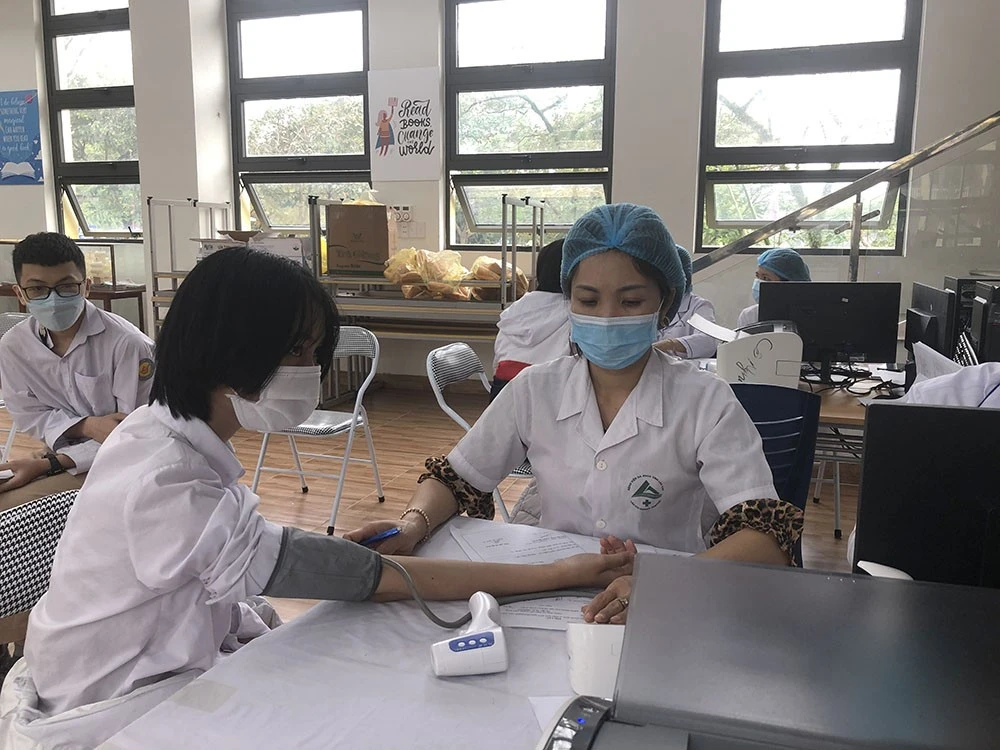 Triển khai đợt cao điểm tiêm vắc xin phòng Covid-19 mũi nhắc lại trên địa bàn tỉnh Lào Cai ảnh 1