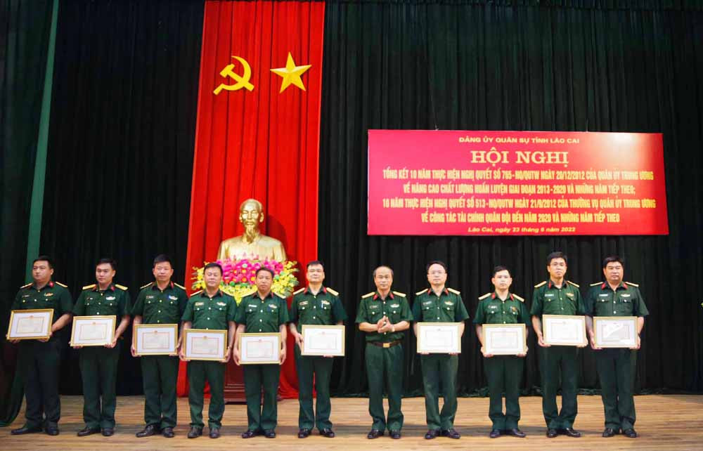 Trao Giấy khen cho 10 tập thể có thành tích xuất sắc trong thực hiện Nghị quyết 765 và Nghị quyết 513 của Quân ủy Trung ương.
