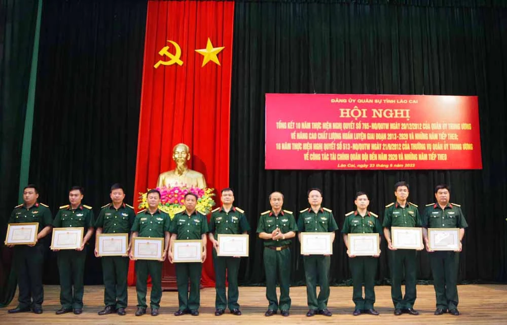 Trao Giấy khen cho 10 tập thể có thành tích xuất sắc trong thực hiện Nghị quyết 765 và Nghị quyết 513 của Quân ủy Trung ương.