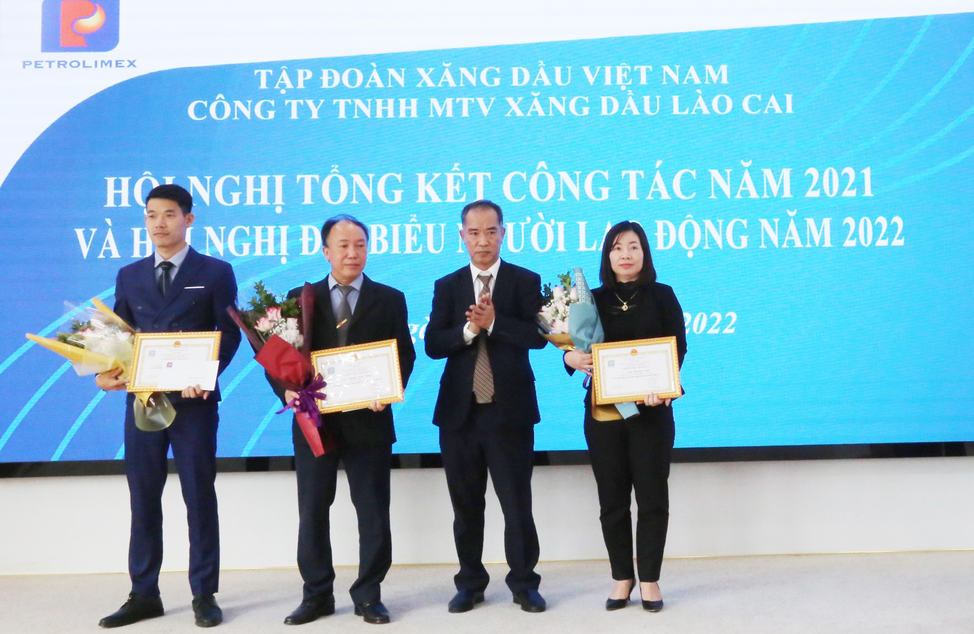 Trao Danh hiệu "Chiến sỹ thi đua cơ sở" năm 2021.