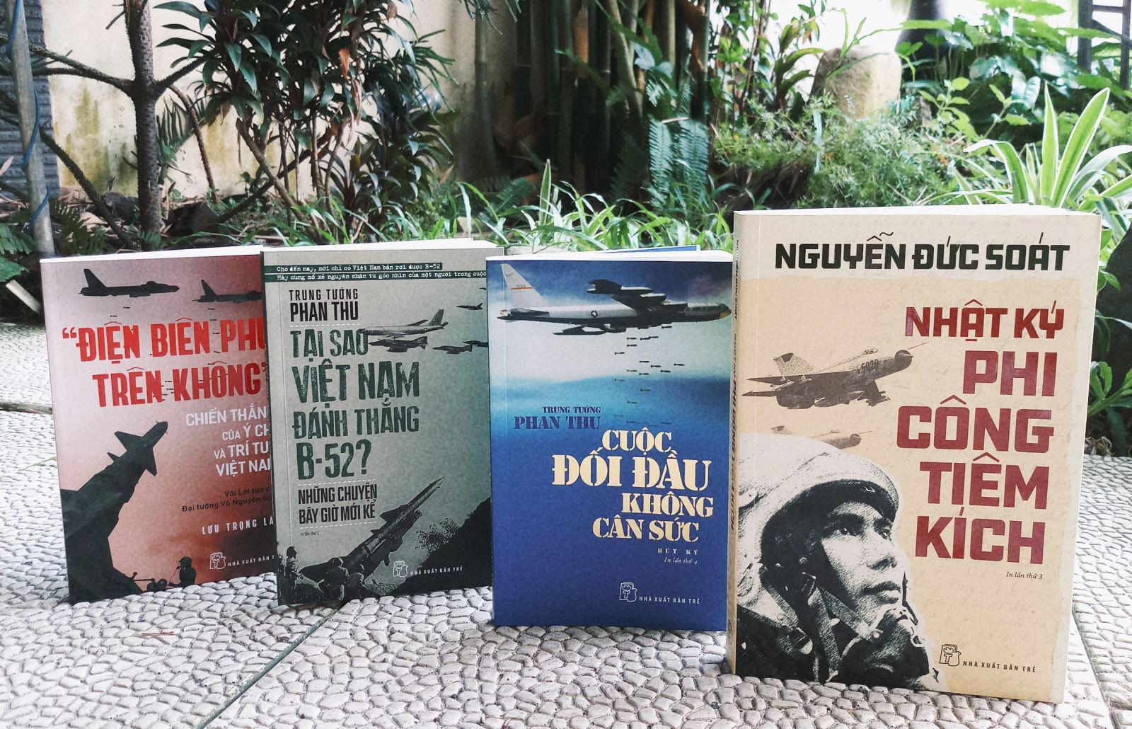 Bộ sách kể chiến thắng "Hà Nội - Điện Biên Phủ trên không" ảnh 1 Bộ sách kể chiến thắng "Hà Nội - Điện Biên Phủ trên không" ảnh 1