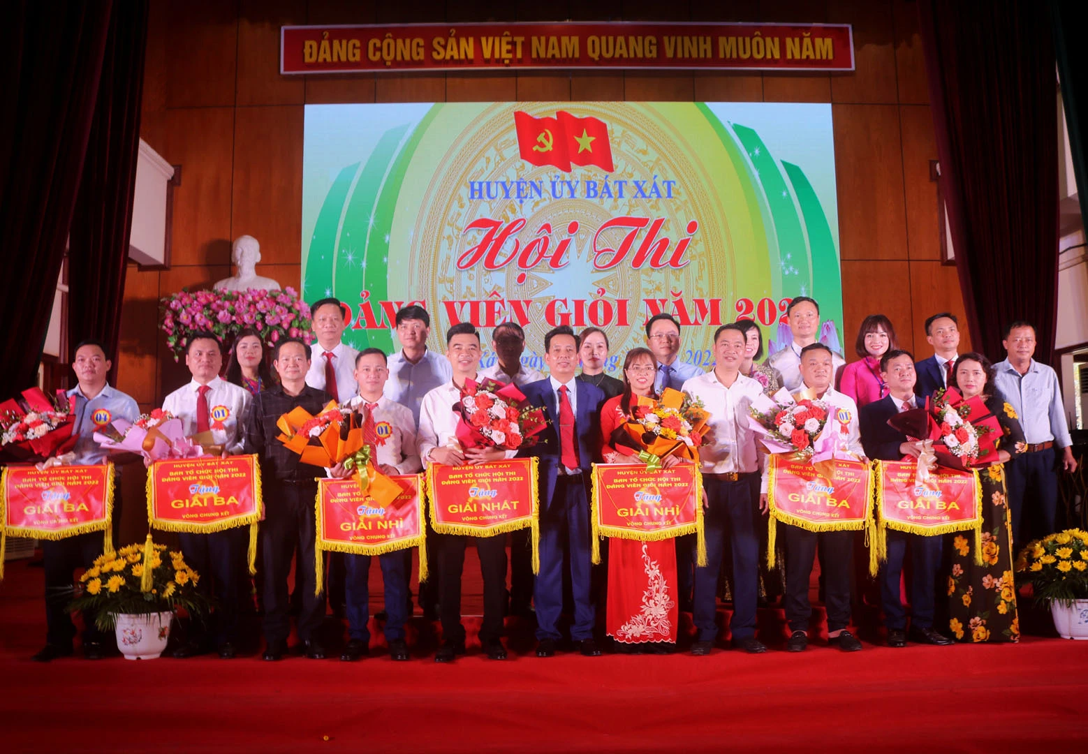 Trao giải cho các đội tham gia hội thi.