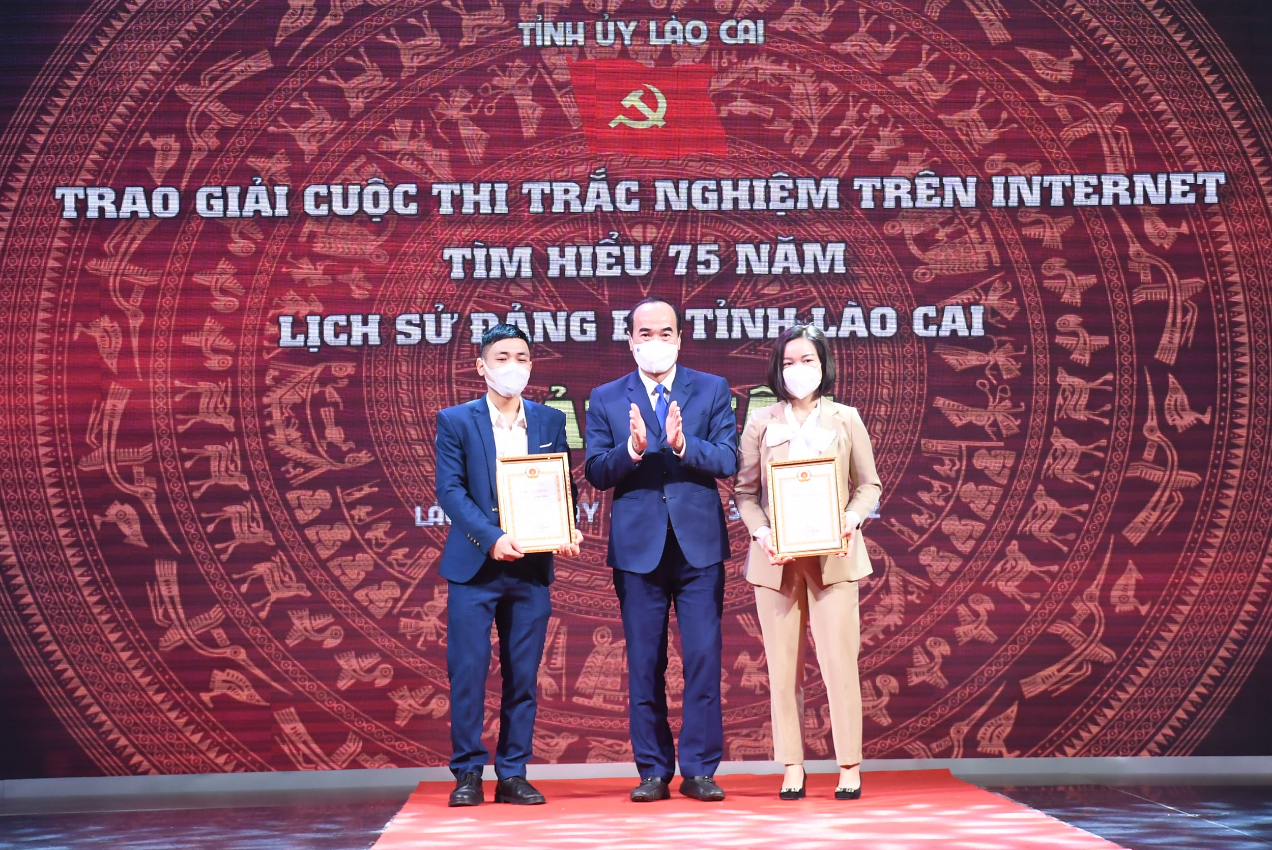 Phó Bí thư Thường trực Tỉnh ủy Vũ Xuân Cương trao chứng nhận cho các cá nhân đạt giải Nhất các tuần thi Cuộc thi trắc nghiệm tìm hiểu 75 năm Đảng bộ tỉnh.