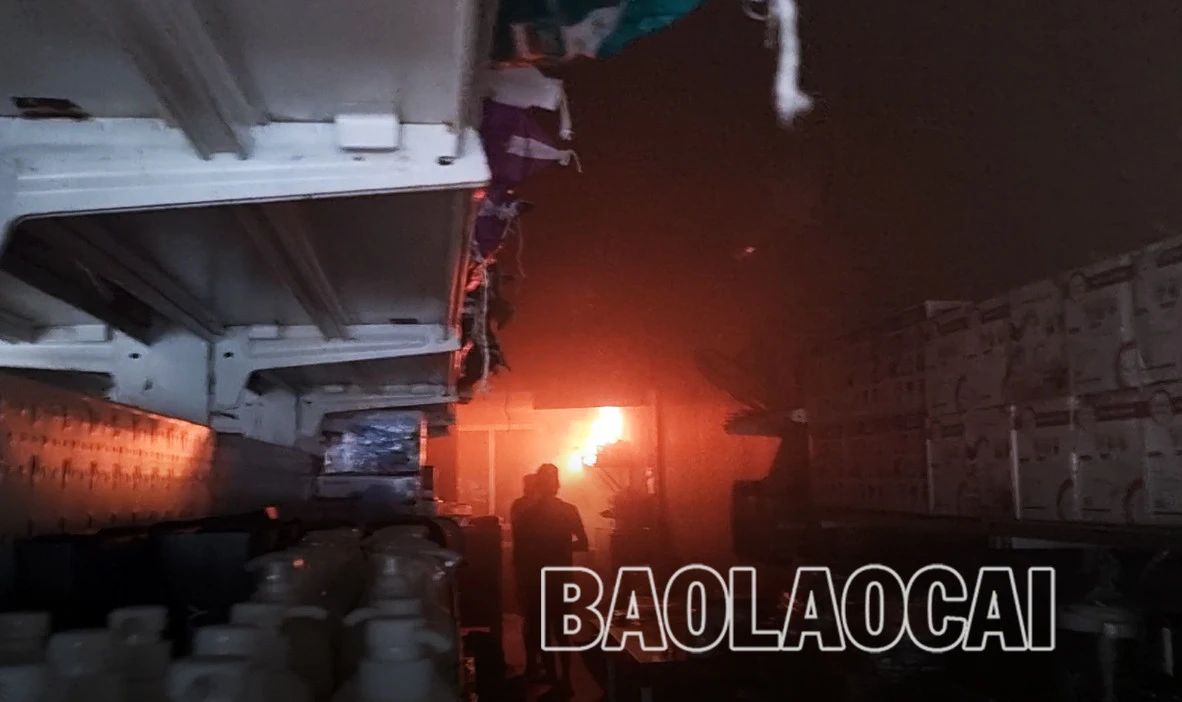 Một số người dân trong khu phố đã mang bình chữa cháy đến hỗ trợ khống chế ngọn lửa.