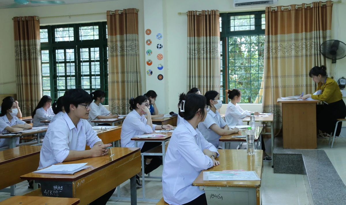 Thí sinh đến sớm làm thủ tục chuẩn bị thi môn Ngữ văn.