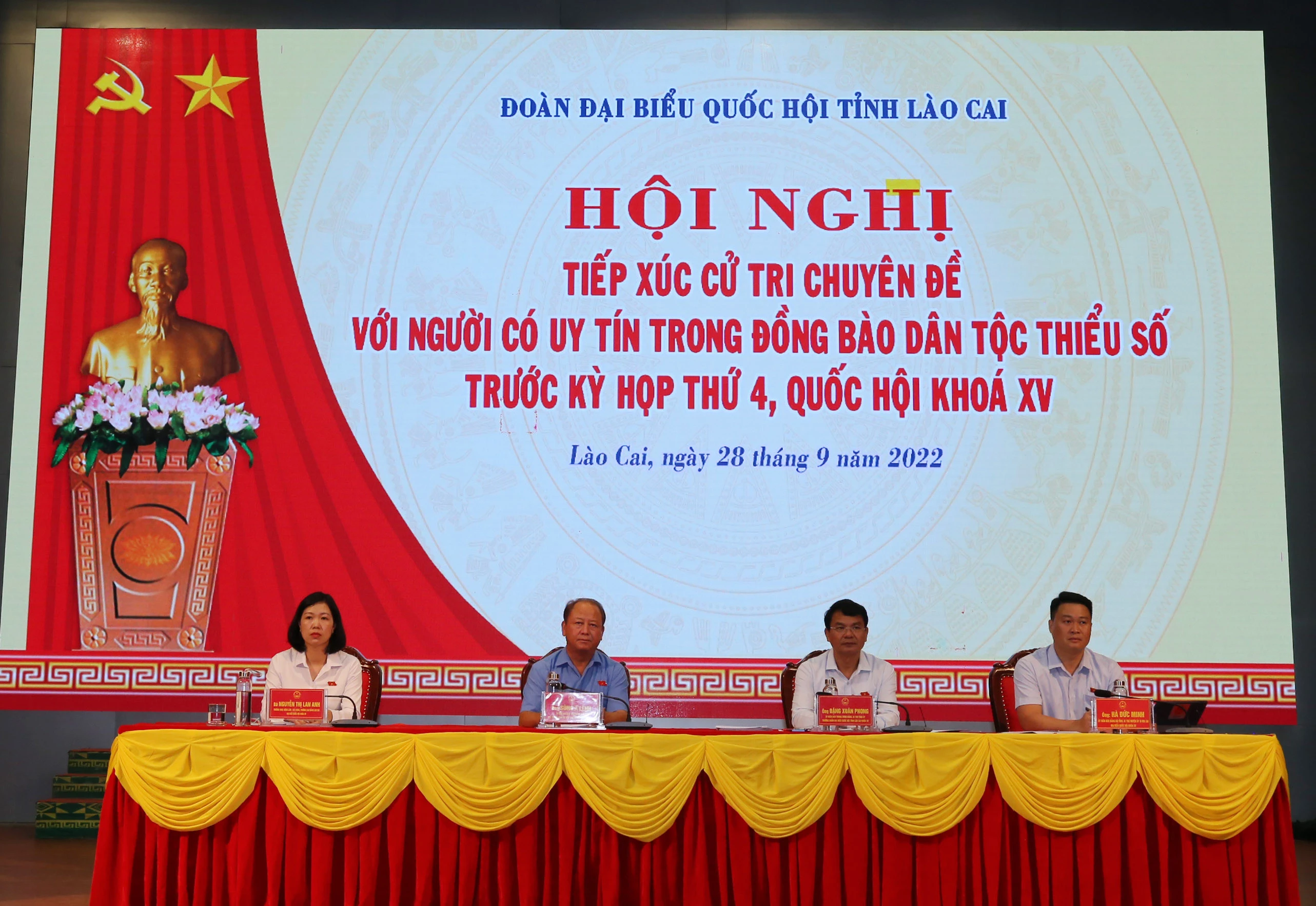 Đoàn đại biểu Quốc hội tỉnh tiếp xúc với người có uy tín trong đồng bào dân tộc thiểu số ảnh 2