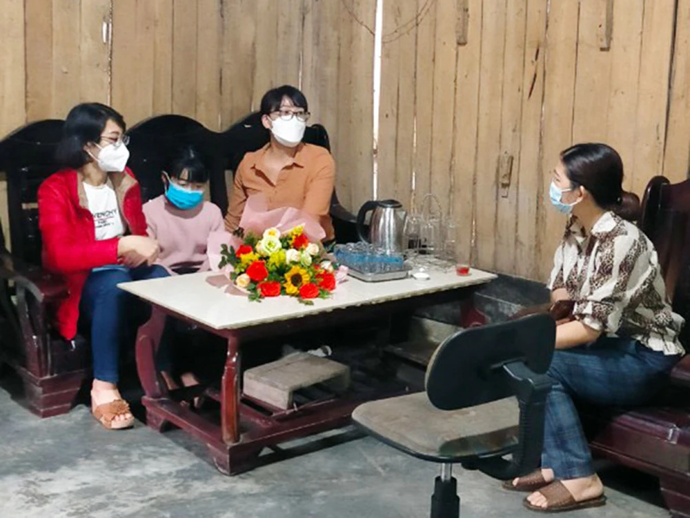 Ấm áp “mẹ đỡ đầu” ảnh 1 Ấm áp “mẹ đỡ đầu” ảnh 1