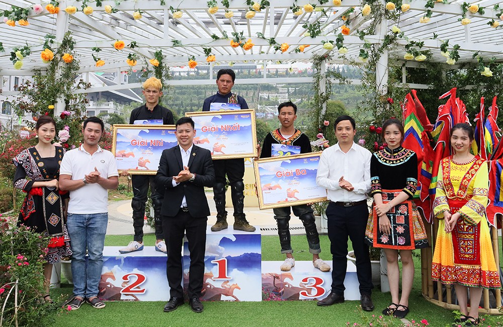 Du khách tập trung theo dõi đua ngựa. Về đích Chung kết vòng sơ loại bảng A. Trao giải Nhất, Nhì, Ba vòng loại cho các nài ngựa xuất sắc.