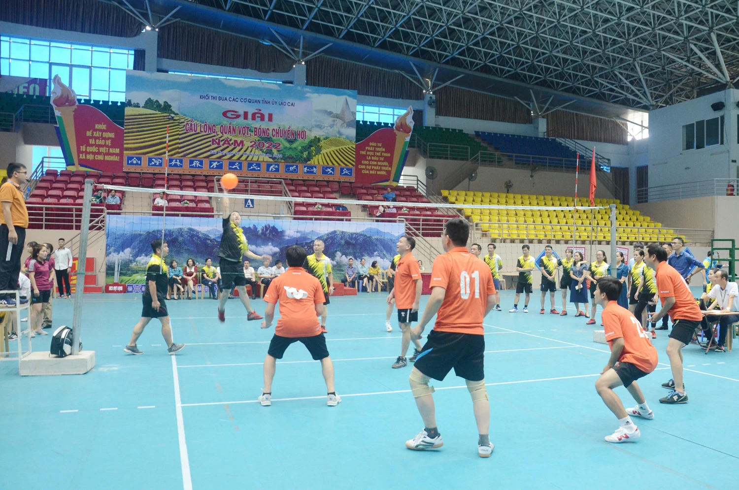 Trận đấu cầu lông đôi nam lãnh đạo. Trận đấu cầu lông đôi nam lứa tuổi 45 trở lên. Trận bóng chuyền hơi đội nam đầu tiên giữa Ban Tuyên giáo Tỉnh uỷ và Ban Dân vận Tỉnh uỷ. Trận bóng chuyền hơi giữa đội bóng Văn phòng Tỉnh uỷ gặp Trường Chính trị tỉnh.