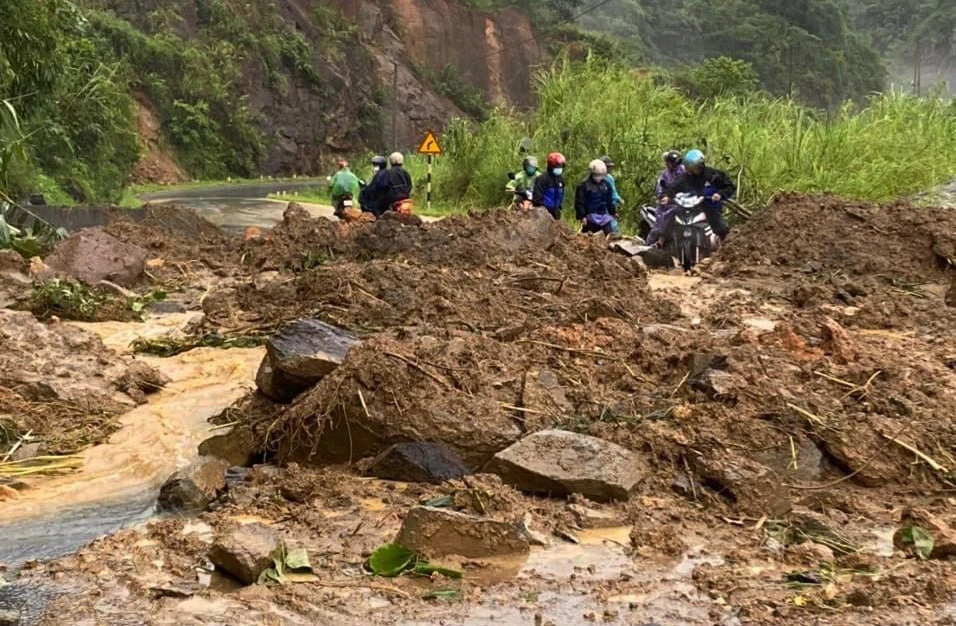 UBND cấp huyện rà soát phương án phòng tránh lũ quét, sạt lở đất,... để sẵn sàng ứng phó với mọi tình huống mưa, lũ.