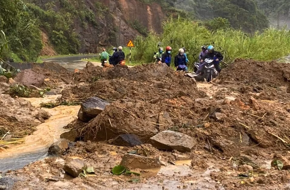 UBND cấp huyện rà soát phương án phòng tránh lũ quét, sạt lở đất,... để sẵn sàng ứng phó với mọi tình huống mưa, lũ.