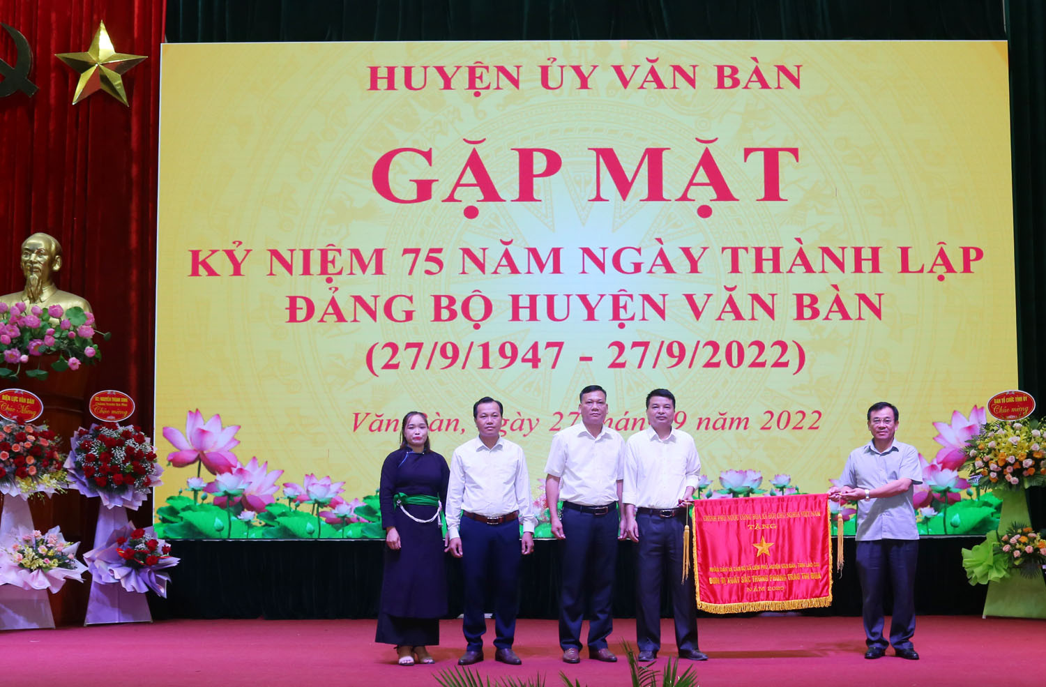 Văn Bàn gặp mặt kỷ niệm 75 năm ngày thành lập Đảng bộ huyện ảnh 5 Văn Bàn gặp mặt kỷ niệm 75 năm ngày thành lập Đảng bộ huyện ảnh 5