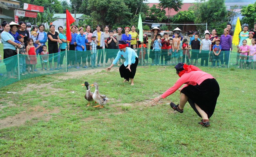 Các trò chơi dân gian trong ngày hội.