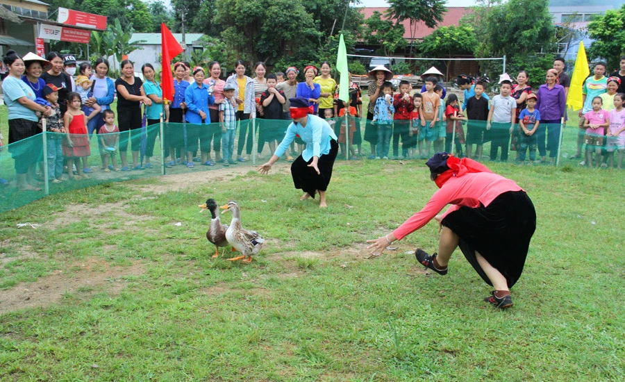 Các trò chơi dân gian trong ngày hội.