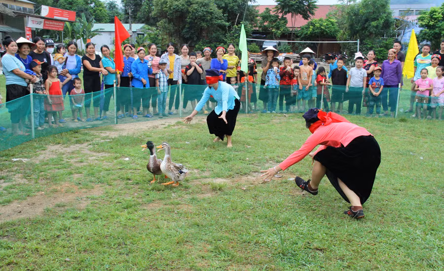 Các trò chơi dân gian trong ngày hội.