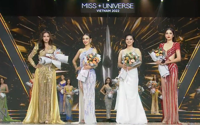 Bốn thí sinh đoạt giải Đại sứ Du lịch, Đại sứ sinh thái và môi trường, Đại sứ vì cộng đồng, và Đại sứ di sản văn hóa. (Ảnh chụp màn hình) Bốn thí sinh đoạt giải Đại sứ Du lịch, Đại sứ sinh thái và môi trường, Đại sứ vì cộng đồng, và Đại sứ di sản văn hóa. (Ảnh chụp màn hình)