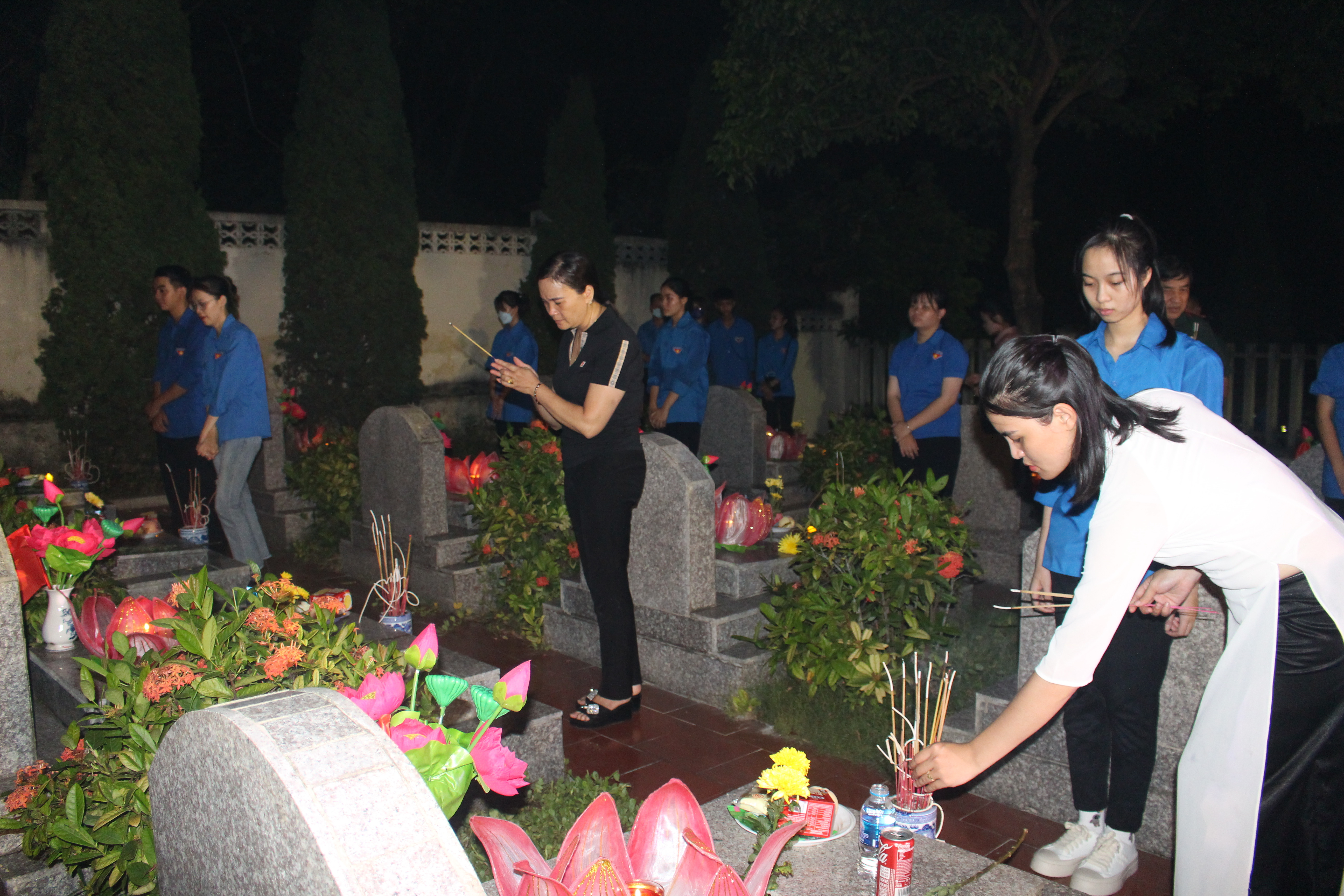 Thắp nến tri ân các anh hùng liệt sỹ ảnh 7