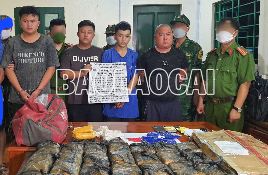 Các đối tượng bị bắt giữ cùng tang vật vụ án.