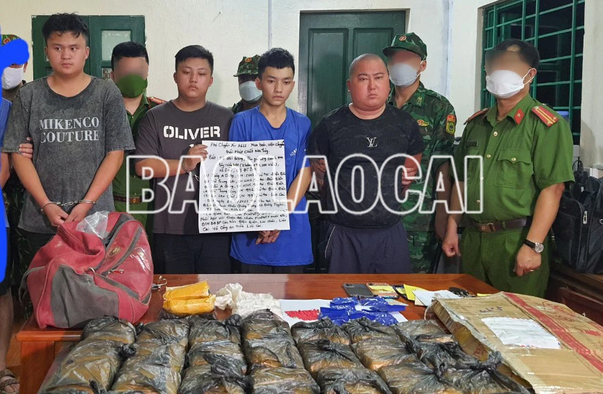 Các đối tượng bị bắt giữ cùng tang vật vụ án.