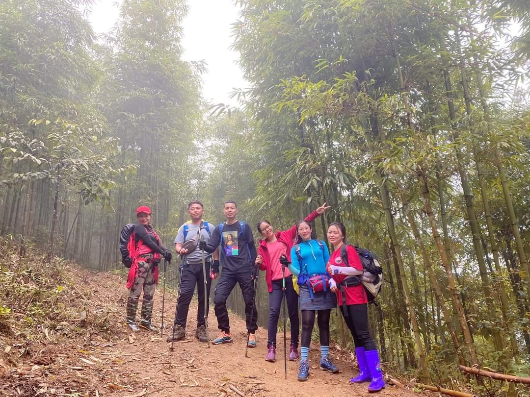 Du khách trên đường chinh phục đỉnh Ky Quan San. Du khách trên đường chinh phục đỉnh Ky Quan San.