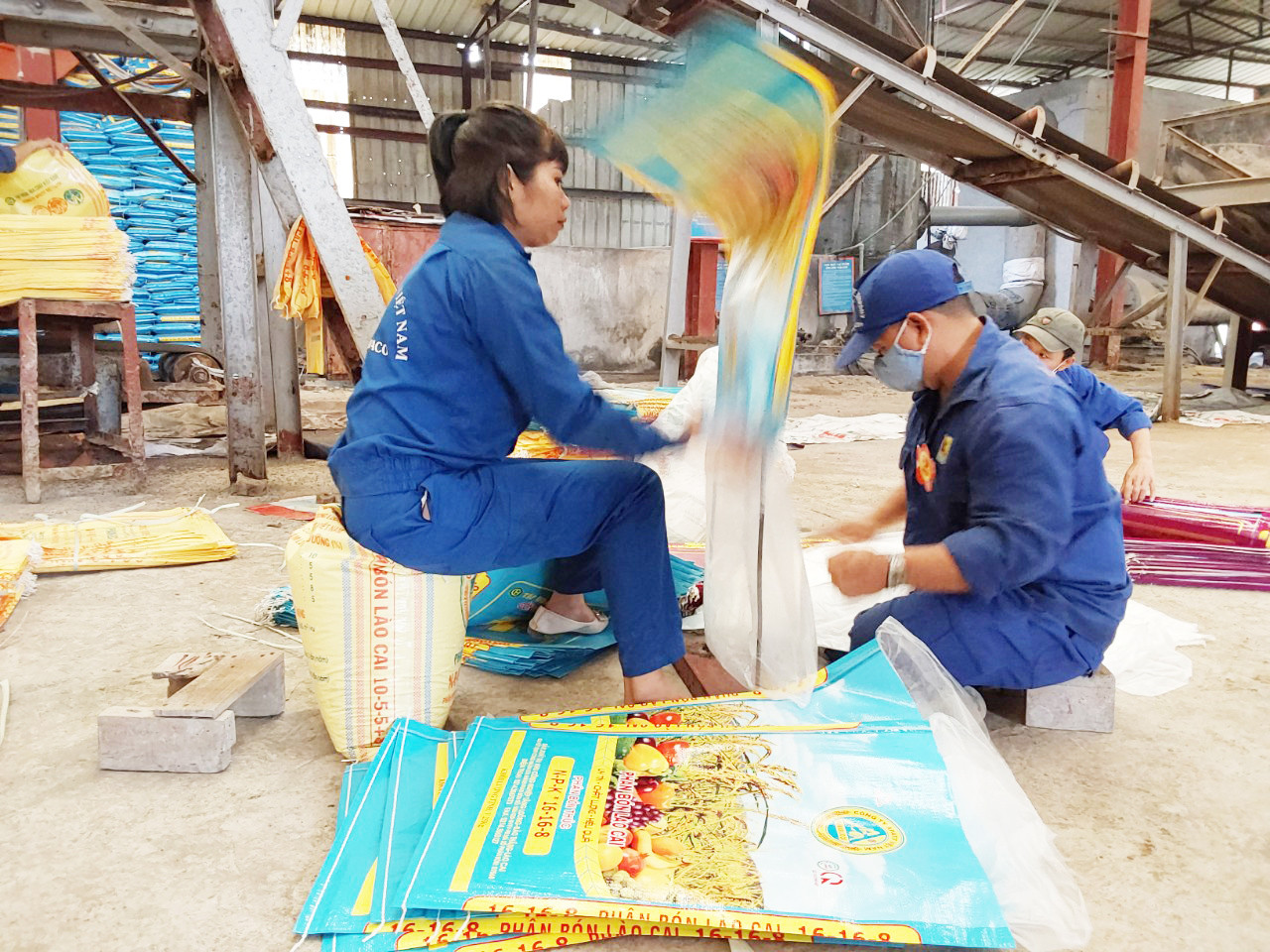 Người lao động Chi nhánh Phân bón Hóa chất trong phần thi nghề lồng bao.