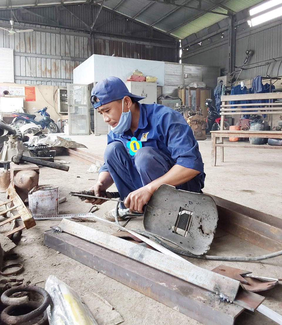 Công nhân Công ty Apatit thường xuyên rèn luyện, nâng cao tay nghề.