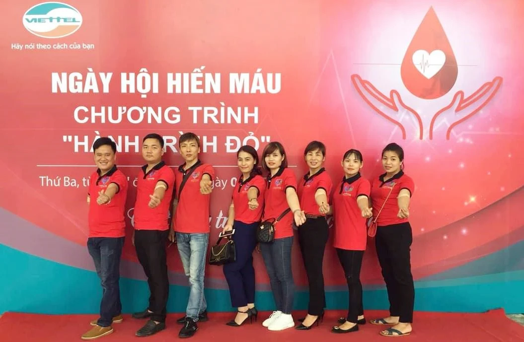 Các thành viên Câu lạc bộ Kết nối Lào Cai tham gia hiến máu tình nguyện.