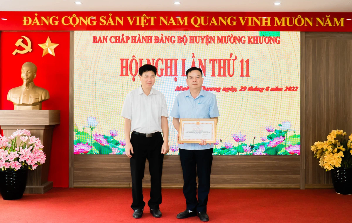 Đồng chí Vũ Văn Cài, Ủy viên Ban Thường vụ Tỉnh ủy, Phó Chủ tịch Thường trực HĐND tỉnh trao Bằng khen của Ban Chấp hành Đảng bộ tỉnh cho Chi bộ thôn Tả Chu Phùng. Đồng chí Vũ Văn Cài, Ủy viên Ban Thường vụ Tỉnh ủy, Phó Chủ tịch Thường trực HĐND tỉnh trao Bằng khen của Ban Chấp hành Đảng bộ tỉnh cho Chi bộ thôn Tả Chu Phùng.