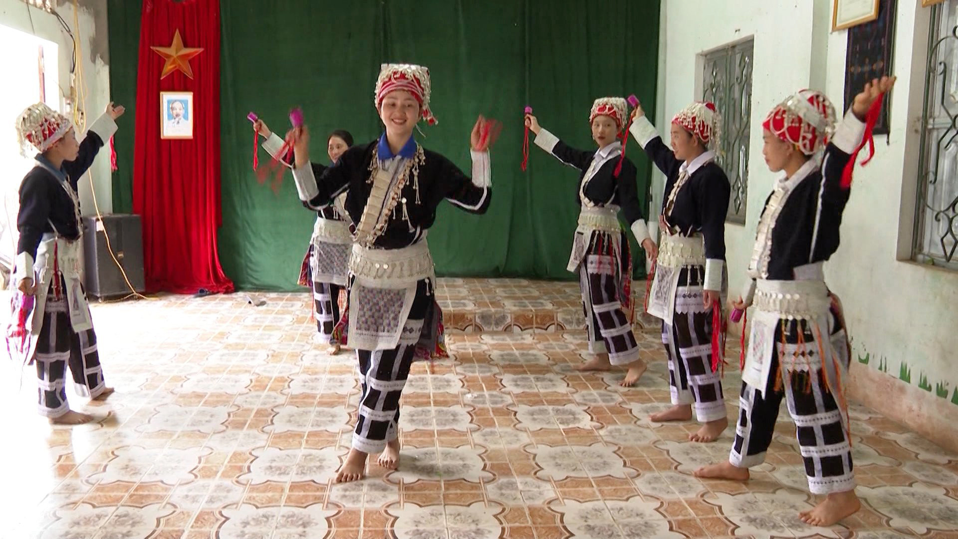 Đoàn viên, thanh niên xã Bản Qua cùng nhau tập múa chuông.