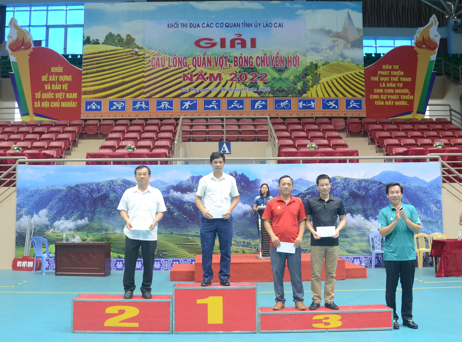 Trao giải bóng chuyền hơi đội nam nữ phối hợp. Trao giải bóng chuyền hơi đội nam. Trao giải quần vợt nội dung đôi nam. Trao giải cầu lông nội dung đôi nam lãnh đạo. Trao giải cầu lông nội dung đôi nam 45 tuổi trở lên. Trao giải cầu lông nội dung đôi nữ dưới 35 tuổi. Trao giải cầu lông nội dung đôi nam nữ dưới 35 tuổi.