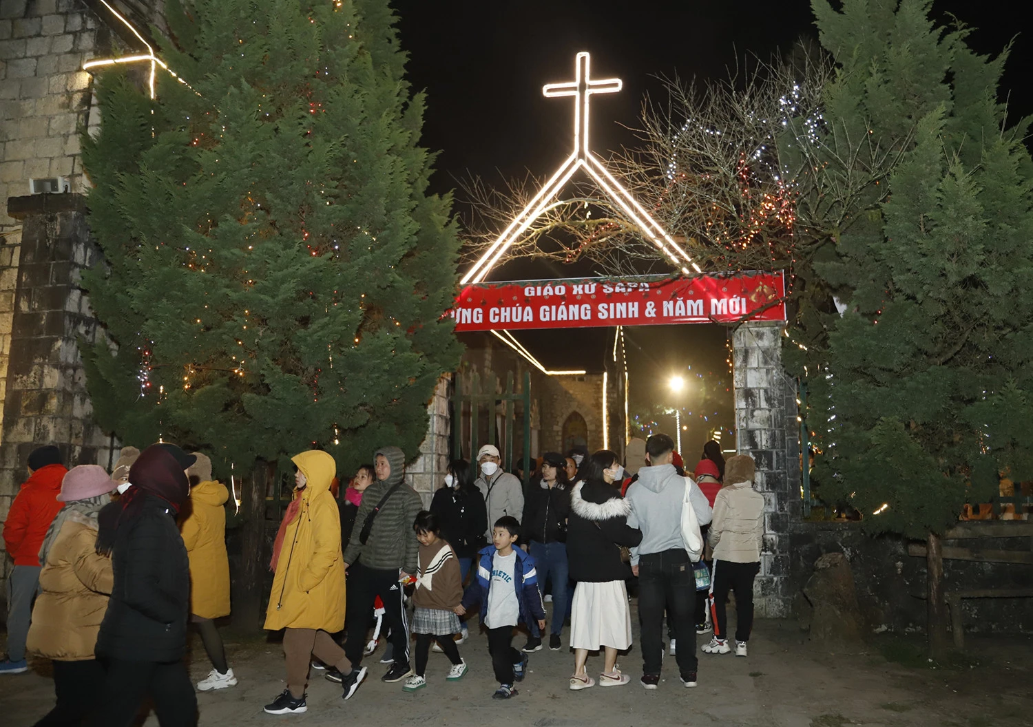 Lào Cai: Người dân nô nức đón Giáng sinh ảnh 15