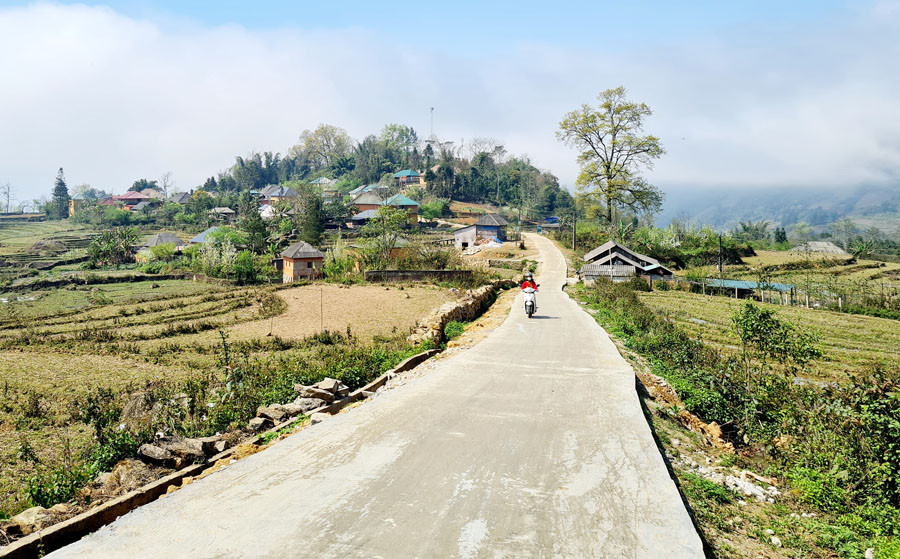 Đường giao thông nông thôn tạo sức bật mới trong phát triển kinh tế - xã hội các xã vùng cao. Đường giao thông nông thôn tạo sức bật mới trong phát triển kinh tế - xã hội các xã vùng cao.