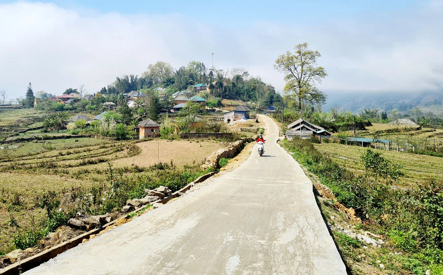 Đường giao thông nông thôn tạo sức bật mới trong phát triển kinh tế - xã hội các xã vùng cao.