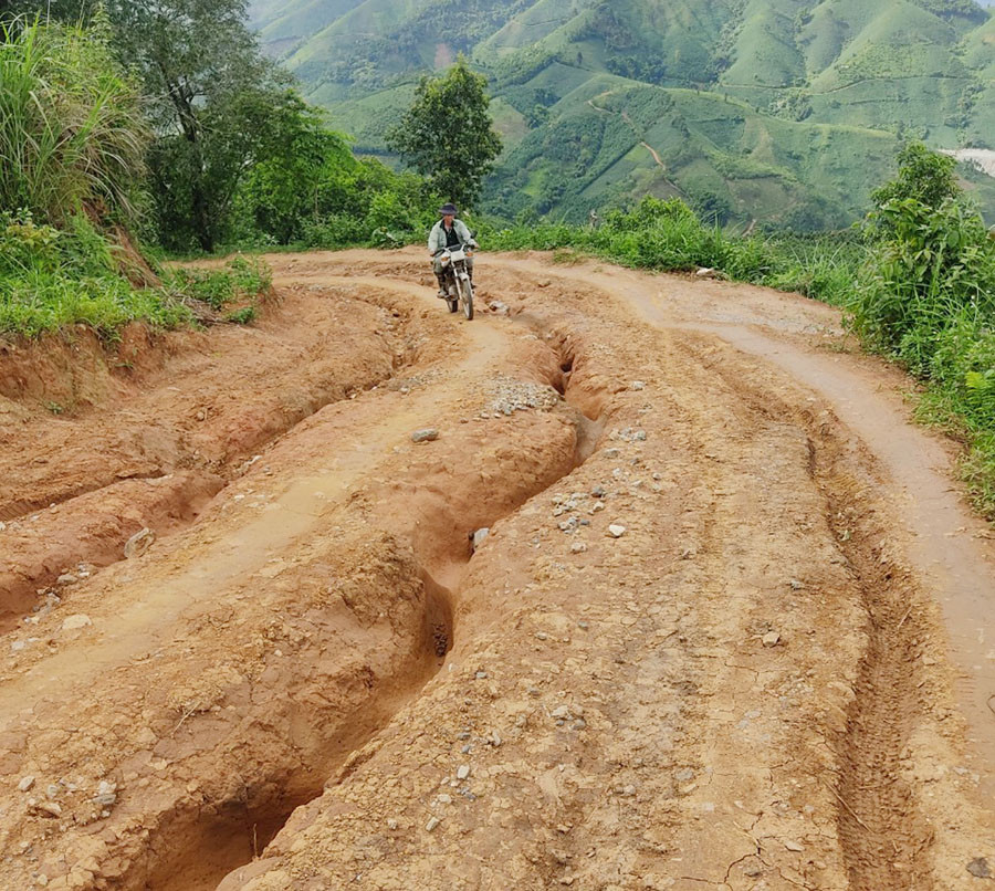 Phải rất cứng tay láimới có thể điều khiển xe máy trên đường Nậm Chỏn - Tả Câu Liềng.