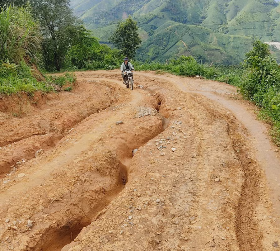 Phải rất cứng tay láimới có thể điều khiển xe máy trên đường Nậm Chỏn - Tả Câu Liềng.