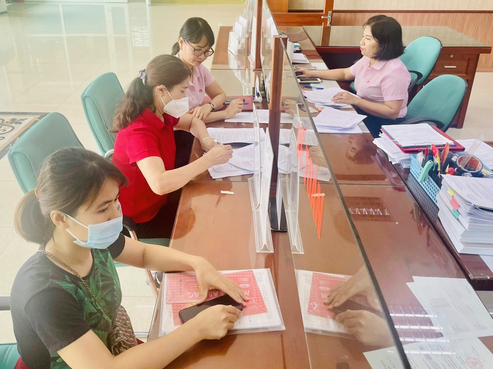 Làm thủ tục giải ngân vốn vay tín dụng chính sách cho khách hàng.