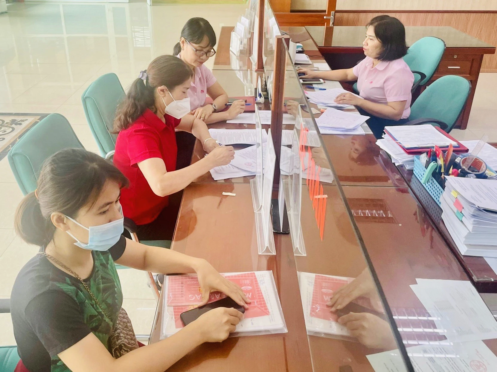 Làm thủ tục giải ngân vốn vay tín dụng chính sách cho khách hàng.