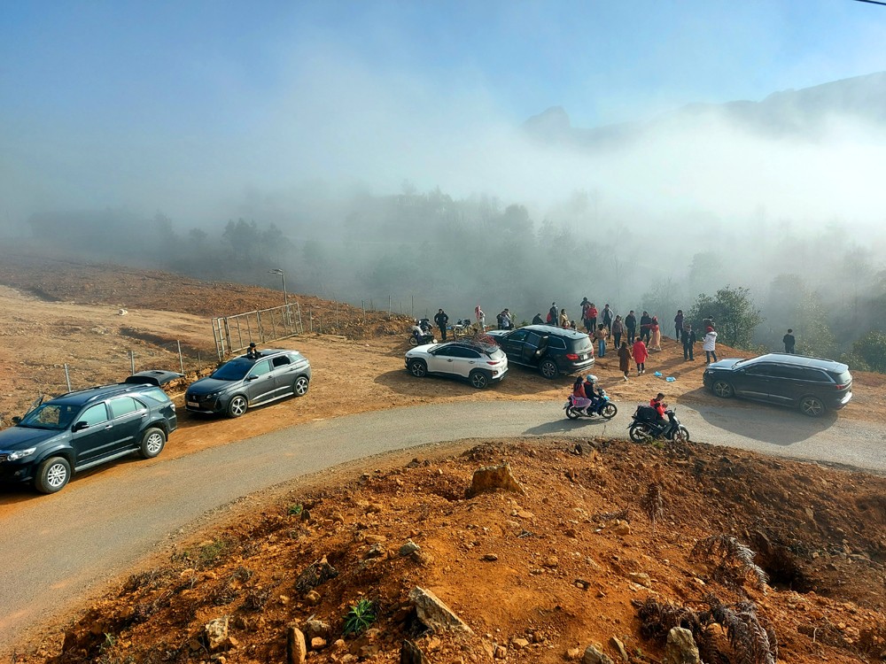 Hai ngày qua, Y Tý chìm trong sương mù, nhưng hoa đào bung nở rực rỡ và khung cảnh mờ ảo vẫn hấp dẫn du khách đến với vùng đất này. Nhiều đoàn du khách từ các tỉnh miền xuôi lên Y Tý du lịch, thích thú dừng xe bên đường để trải nghiệm cảnh mây bay. Các bạn trẻ chụp ảnh lưu niệm trong những ngày đầu xuân tại Y Tý. Nhiều homestay ở Y Tý đã chật kín du khách trong ngày mùng 4 Tết. Dịp tết Nguyên đán cũng là thời điểm nhiều bạn trẻ, gia đình đồng bào Mông đến “sân bay” Phìn Hồ chơi Tết, du xuân. Do tình hình dịch bệnh Covid -19 diễn biến phức tạp, nên chính quyền xã Y Tý cắm biển không tụ tập đông người và cử lực lượng công an, dân quân trực tại các lối vào “sân bay” Phìn Hồ. Du khách lên Y Tý thích thú chụp ảnh cùng những cô sơn nữ Hà Nhì trang phục rực rỡ. Đón Tết và du xuân ở "thiên đường mây" Y Tý để lại nhiều kỷ niệm đẹp với du khách bốn phương.