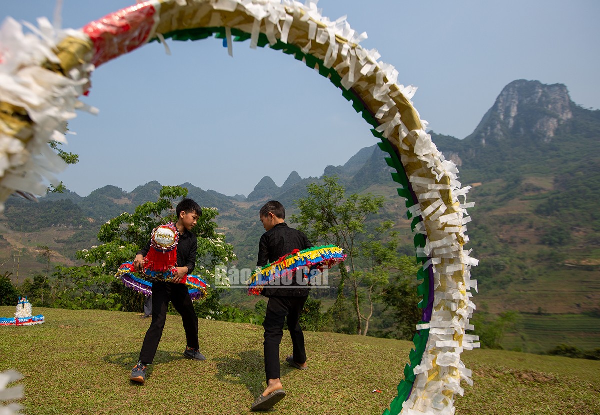 Độc đáo điệu múa ngựa giấy của người Nùng Dín ảnh 7