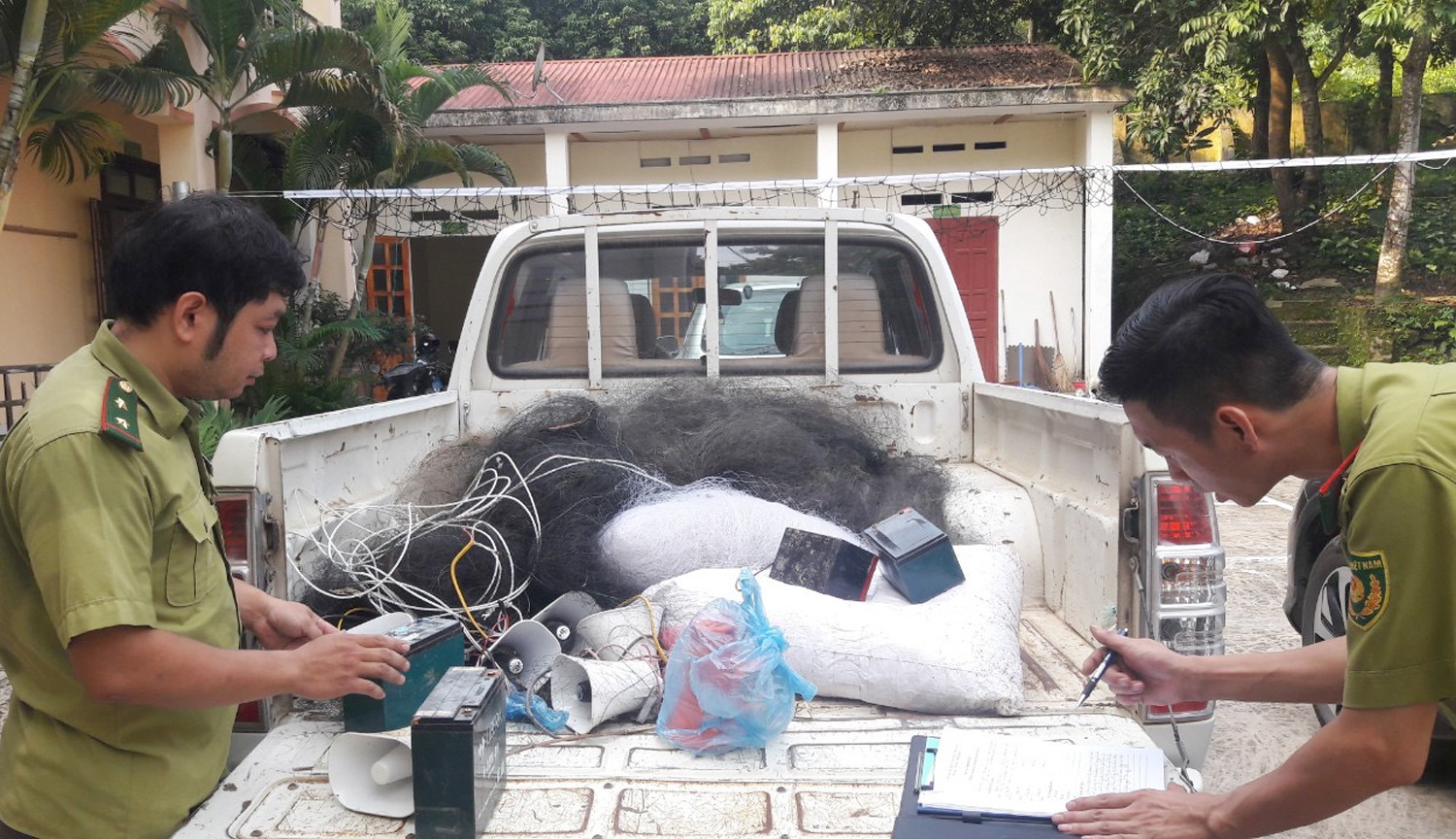 Lực lượng kiểm lâm huyện Bát Xát thu giữ nhiều dụng cụ bẫy, bắt chim.