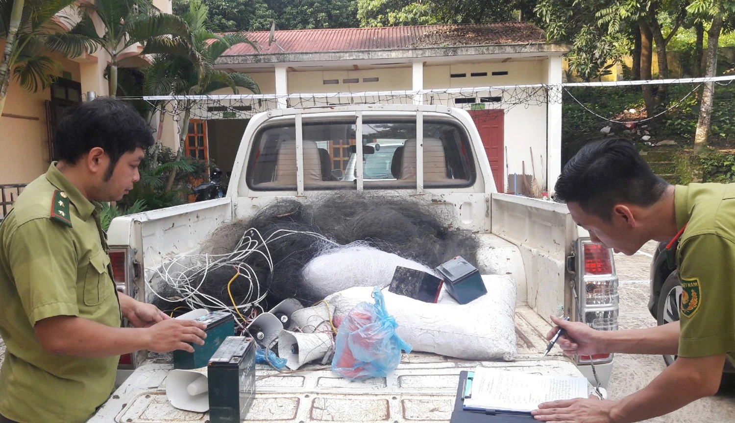 Lực lượng kiểm lâm huyện Bát Xát thu giữ nhiều dụng cụ bẫy, bắt chim.