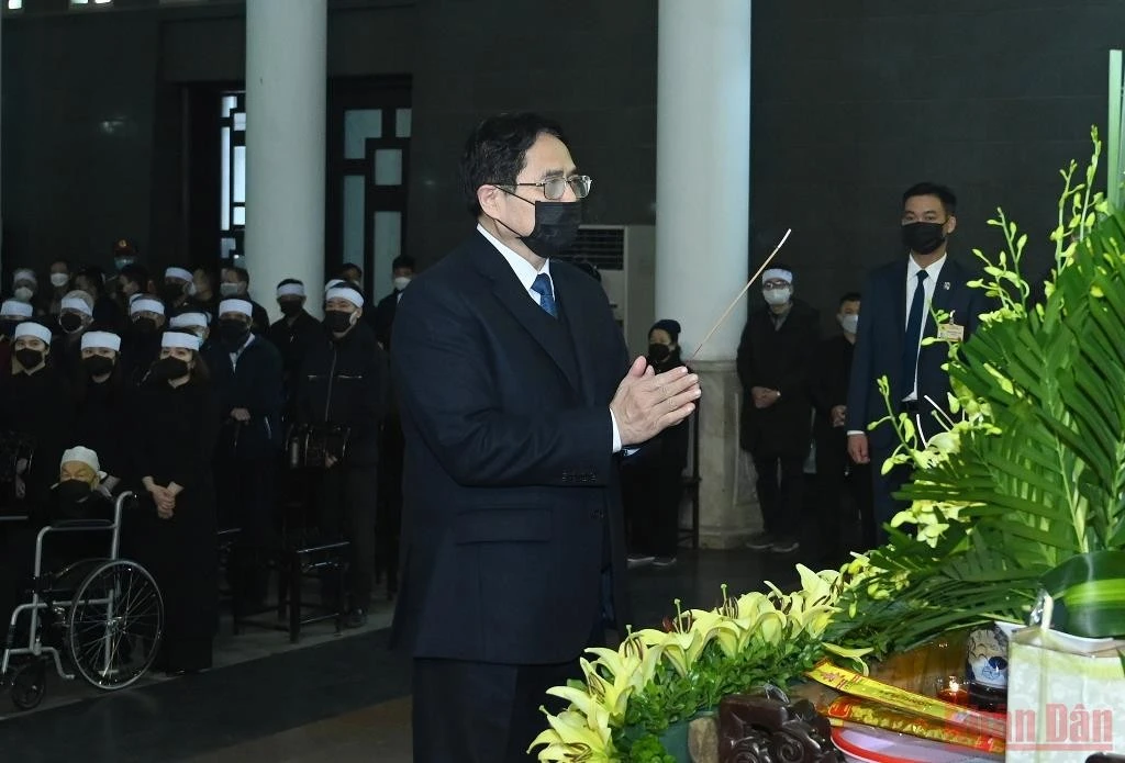 Linh cữu đồng chí Nguyễn Côn, nguyên Bí thư Trung ương Đảng, nguyên Phó Thủ tướng Chính phủ quàn tại Nhà tang lễ Quốc gia, số 5 Trần Thánh Tông, thành phố Hà Nội. Đồng chí Nguyễn Côn (bí danh Nam); sinh ngày 15/5/1916, tại xã Thanh Lâm, huyện Thanh Chương, tỉnh Nghệ An; thường trú tại tổ dân phố 6, phường Trần Hưng Đạo, quận Hoàn Kiếm, thành phố Hà Nội. Đoàn Ban Chấp hành Trung ương Đảng do Thủ tướng Chính phủ Phạm Minh Chính dẫn đầu viếng đồng chí Nguyễn Côn. Tổng Bí thư Nguyễn Phú Trọng gửi vòng hoa kính viếng. Các đồng chí lãnh đạo, nguyên lãnh đạo Đảng, Nhà nước viếng đồng chí Nguyễn Côn. Thủ tướng Phạm Minh Chính chia buồn với gia quyến đồng chí Nguyễn Côn. Đoàn Chính phủ nước CHXHCN Việt Nam do Thủ tướng Phạm Minh Chính dẫn đầu viếng nguyên Phó Thủ tướng Chính phủ Nguyễn Côn. Thủ tướng Phạm Minh Chính ghi sổ tang tại lễ viếng. Đoàn Quốc hội nước CHXHCN Việt Nam do Phó Chủ tịch Quốc hội Nguyễn Đức Hải dẫn đầu viếng nguyên Phó Thủ tướng Chính phủ Nguyễn Côn. Phó Chủ tịch Quốc hội Nguyễn Đức Hải; Tổng Thư ký, Chủ nhiệm Văn phòng Quốc hội Bùi Văn Cường chia buồn với gia quyến đồng chí Nguyễn Côn. Đoàn Ủy ban Trung ương Mặt trận Tổ quốc Việt Nam do Phó Chủ tịch Ủy ban Trung ương Mặt trận Tổ quốc Việt Nam Ngô Sách Thực dẫn đầu viếng nguyên Phó Thủ tướng Nguyễn Côn. Đoàn Đại sứ quán Lào tại Việt Nam viếng nguyên Phó Thủ tướng Nguyễn Côn. Lễ viếng đồng chí Nguyễn Côn diễn ra từ 8 giờ ngày 13/1; lễ truy điệu lúc 10 giờ 30 phút và lễ an táng từ 13 giờ cùng ngày tại Nghĩa trang Mai Dịch, thành phố Hà Nội.